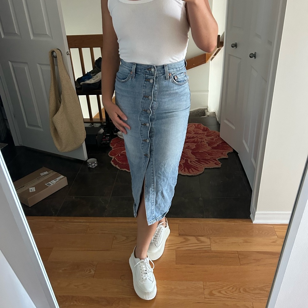 Levi's® Premium
BUTTON MIDI Skirt - Size 26